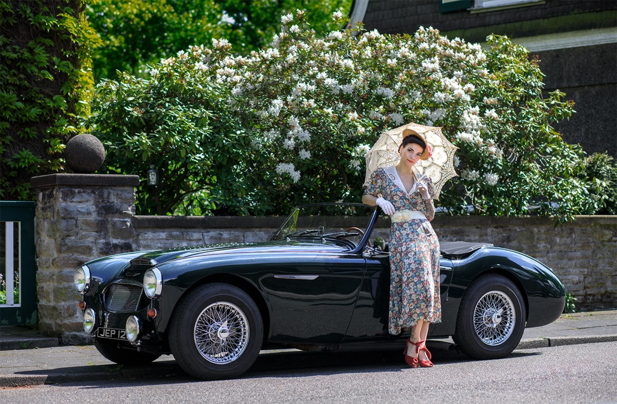 Eine Lady an einem Austin Healy 3000 – Autofotograf Dortmund